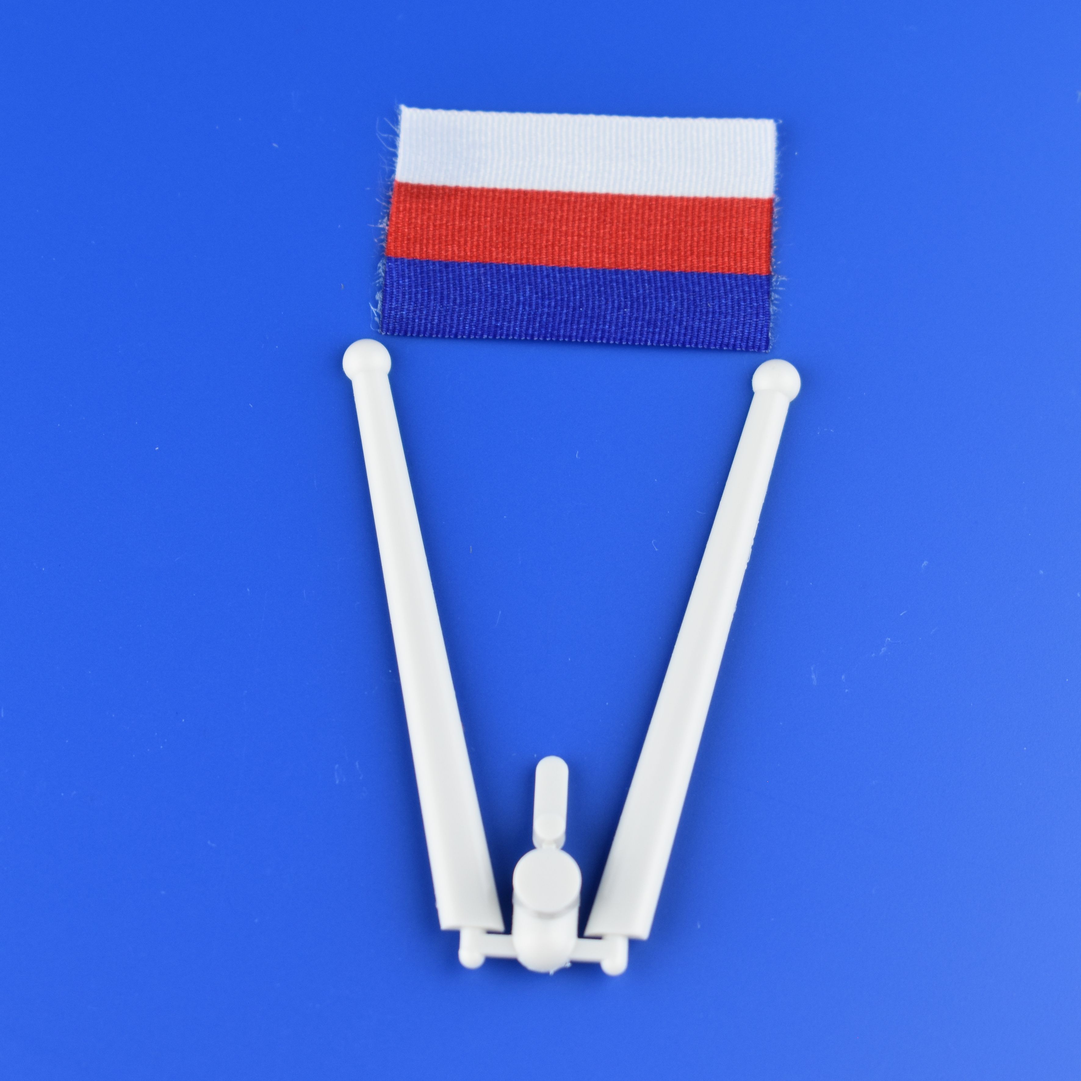 Vlajka s tyčí a klikou dveří světle šedá